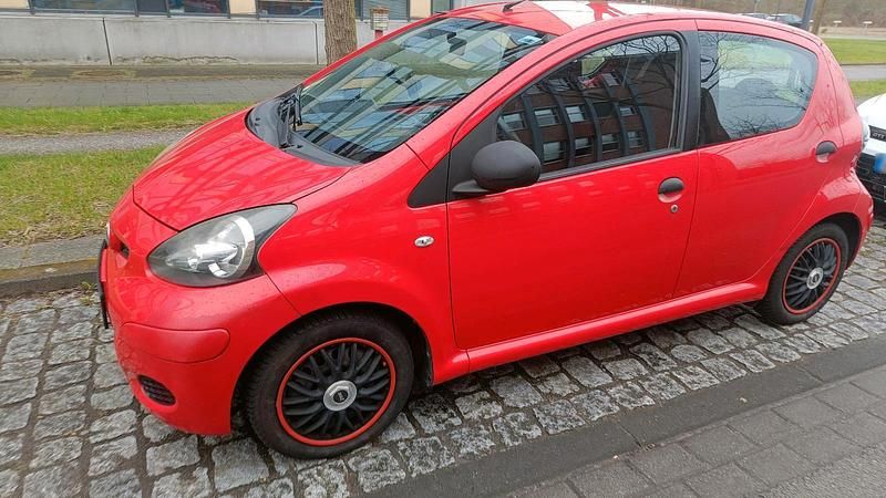 Gebraucht Toyota Aygo 68 PS (50 kW) 2010 Rot Kleinwagen