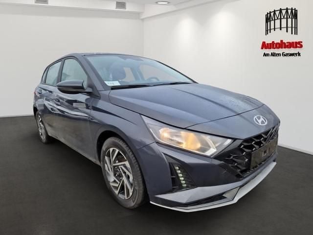 Neu Hyundai i20 101 PS (74 kW) 2025 Grau Kleinwagen