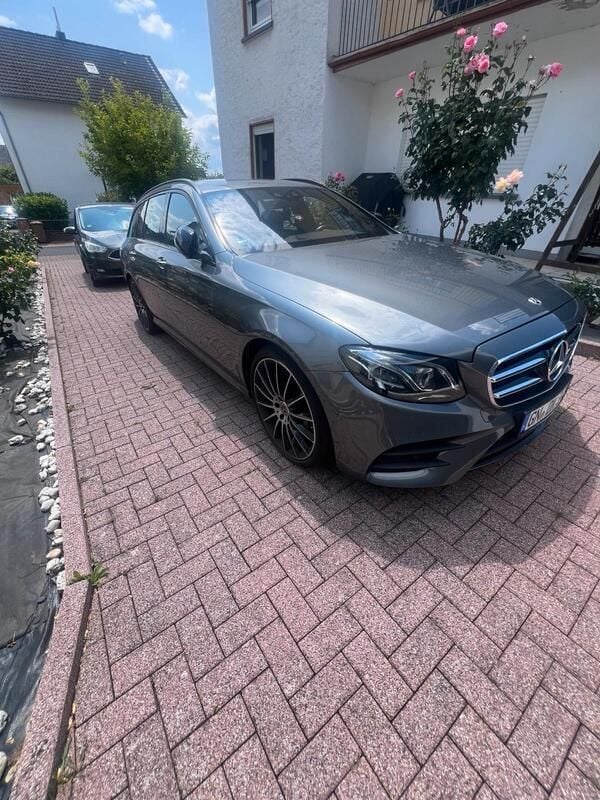 Grau Gebraucht 2020 Mercedes E350 Kombi | 34.000 € (Fairer Preis) - Bild 1/4