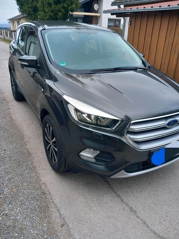 Gebraucht Ford Kuga Trend 120 PS (88 kW) 2019 Grau SUV