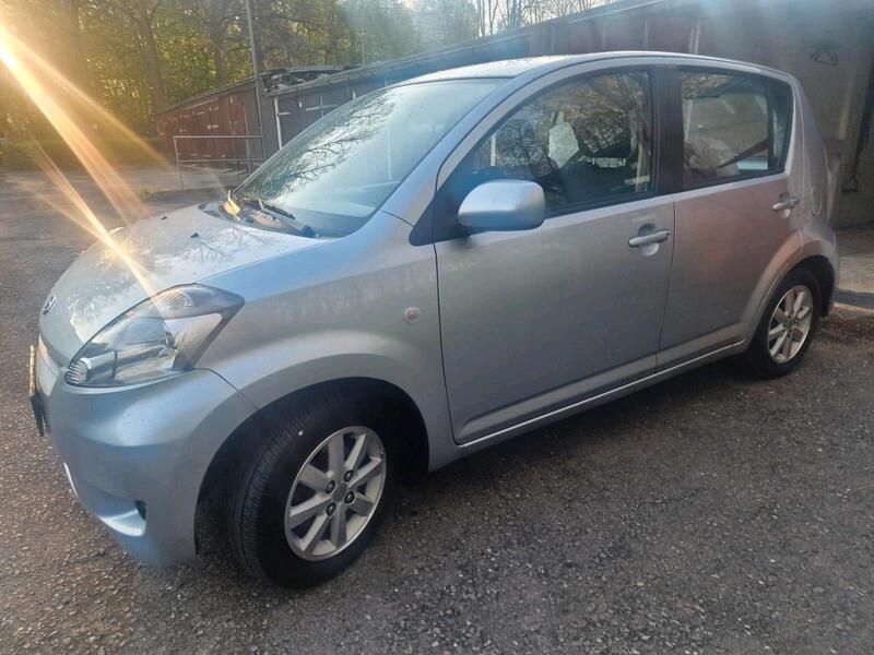 Silber Gebraucht 2009 Daihatsu Sirion Kleinwagen | 5.599 € (Teuer) - Bild 1/4