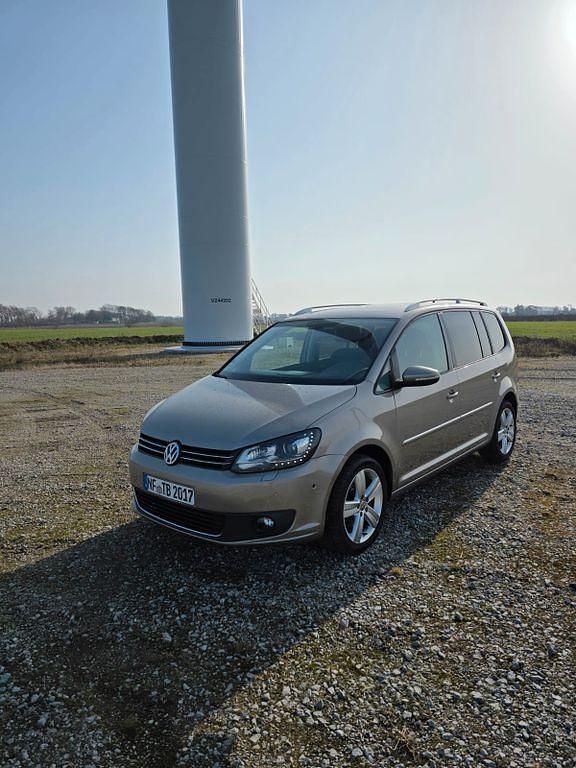 Second-hand VW Touran Highline 177 CP (130 kW) 2013 Auriu Monovolum