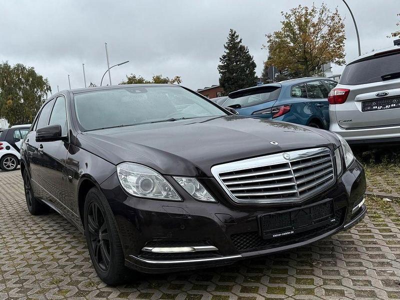 Braun Gebraucht 2010 Mercedes E220 Limousine | 9.000 € (Fairer Preis) - Bild 1/4