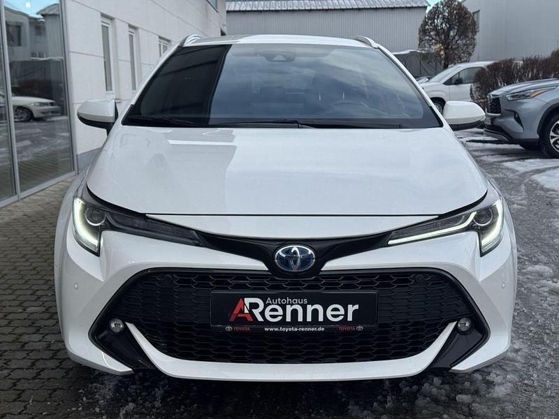 Weiß Gebraucht 2022 Toyota Corolla Team Kombi | 24.890 € (Fairer Preis) - Bild 1/4