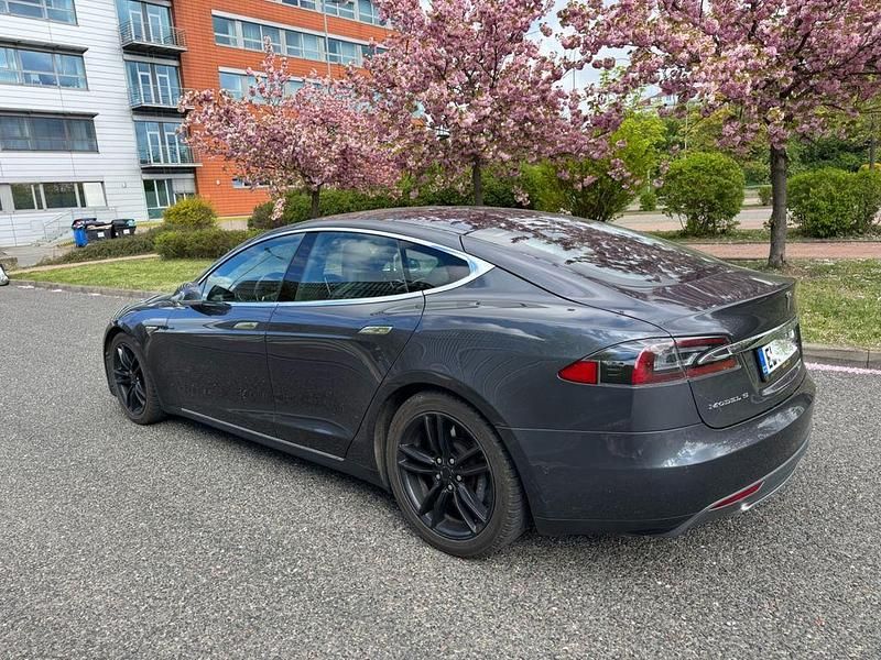 Second-hand Tesla Model S 244 kW (332 CP) 2015 Gri Hatchback