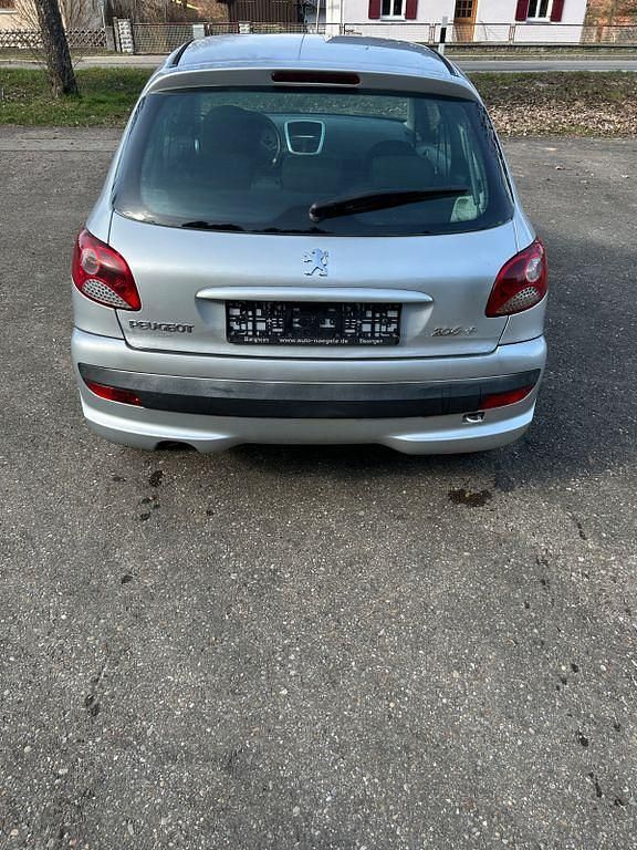 Gebraucht Peugeot 206+ 75 PS (55 kW) 2010 Silber Kleinwagen
