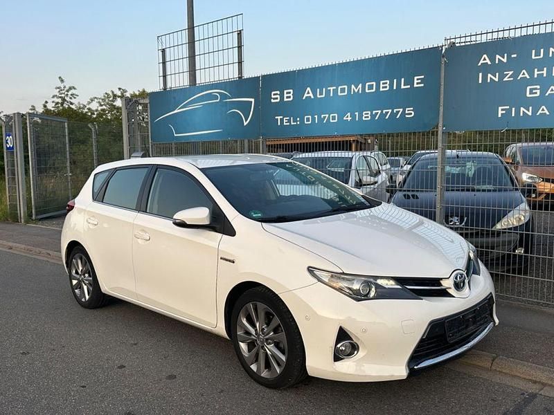 Weiß Gebraucht 2014 Toyota Auris Hybrid Edition Limousine | 8.490 € (Fairer Preis) - Bild 1/4