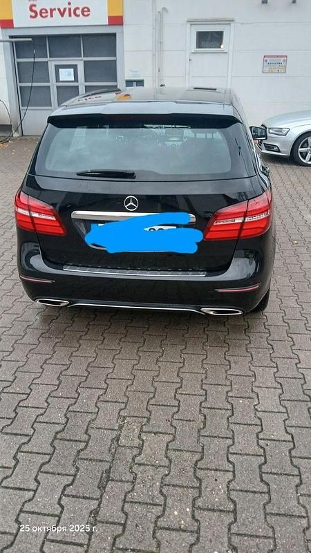 Gebraucht Mercedes B250 211 PS (155 kW) 2015 Schwarz Van / Kleinbus
