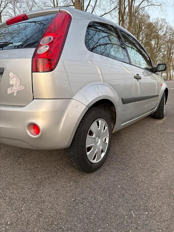 Gebraucht Ford Fiesta 69 PS (50 kW) 2007 Silber Kleinwagen