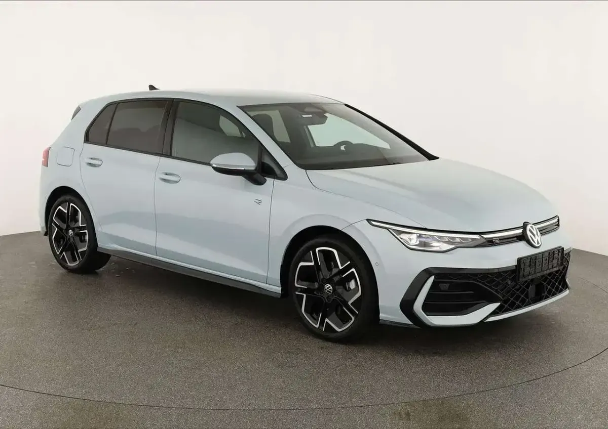 Neu VW Golf VIII R-line 204 PS (150 kW) 2026 Crytsal blue metallic Limousine