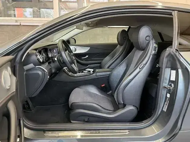 Gebraucht Mercedes E220 Night 194 PS (142 kW) 2019 Grau Coupé