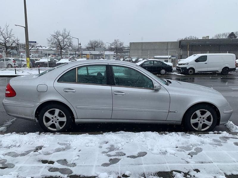 Gebraucht Mercedes E200 122 PS (89 kW) 2005 Silber Limousine
