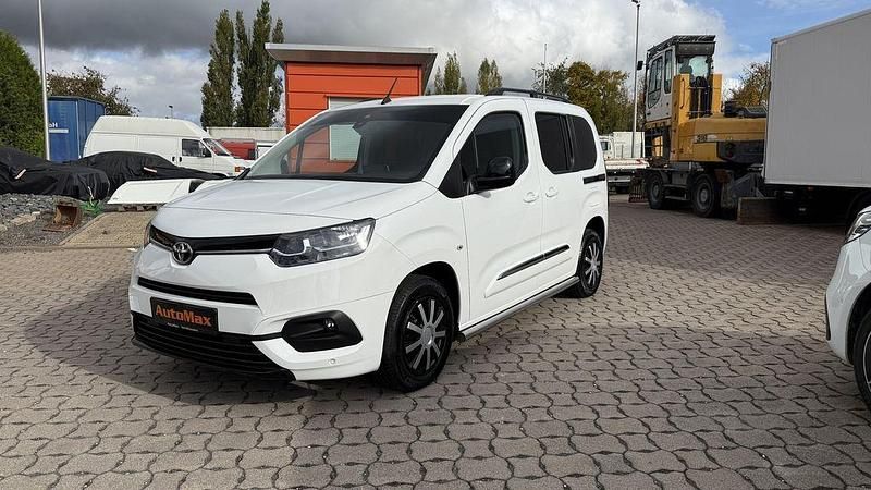 Weiß Gebraucht 2021 Toyota Proace Verso City Kombi | 22.790 € (Guter Preis) - Bild 1/4