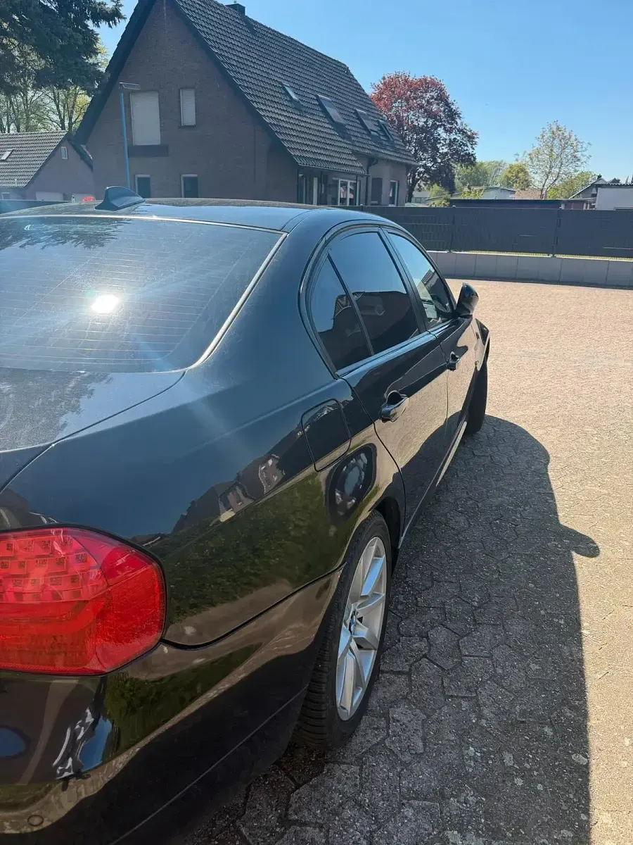 Gebraucht BMW 320 170 PS (125 kW) 2009 Schwarz Limousine