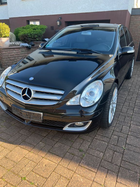 Schwarz Gebraucht 2006 Mercedes R500 Van / Kleinbus | 15.500 € - Bild 1/4