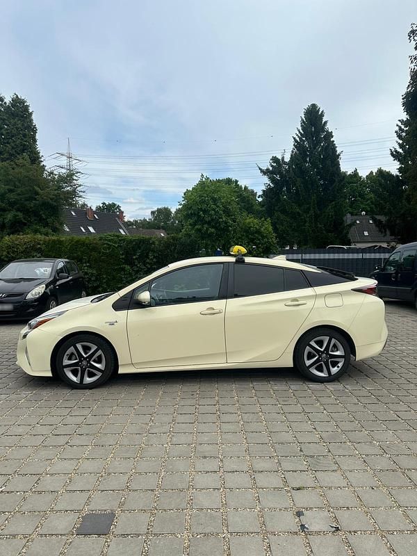 Gebraucht Toyota Prius 99 PS (72 kW) 2018 Gelb Kleinwagen