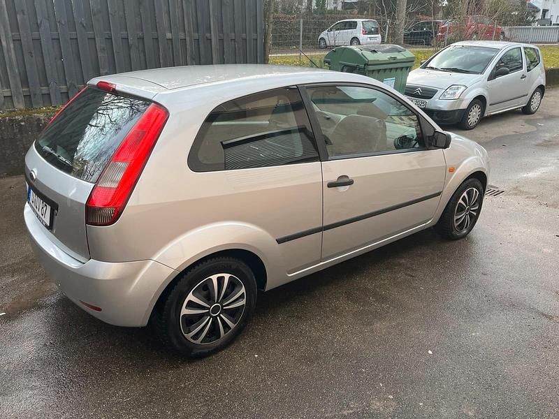 Gebraucht Ford Fiesta 80 PS (58 kW) 2005 Silber Kleinwagen