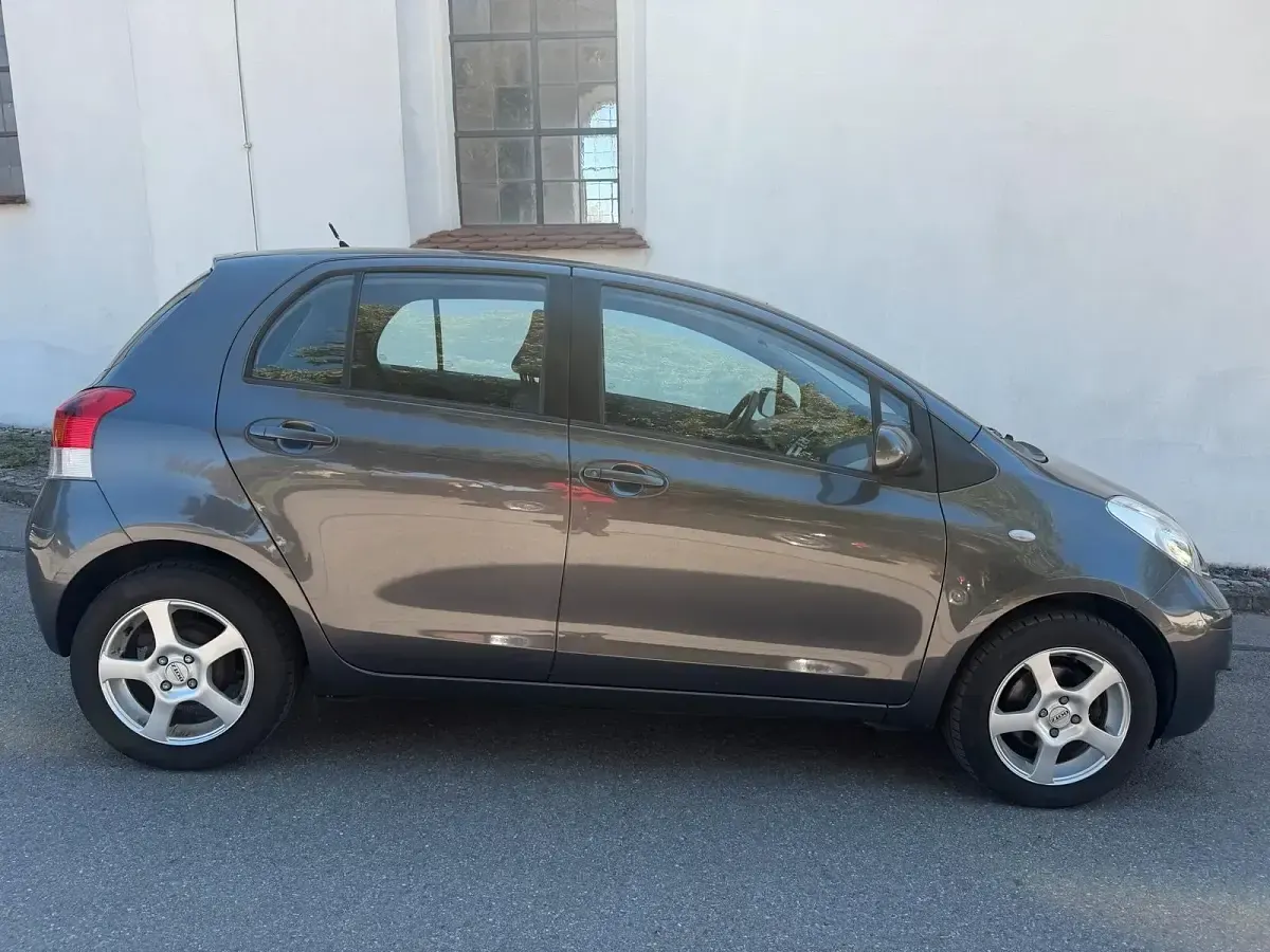 Gebraucht Toyota Yaris 101 PS (74 kW) 2009 Grau Kleinwagen