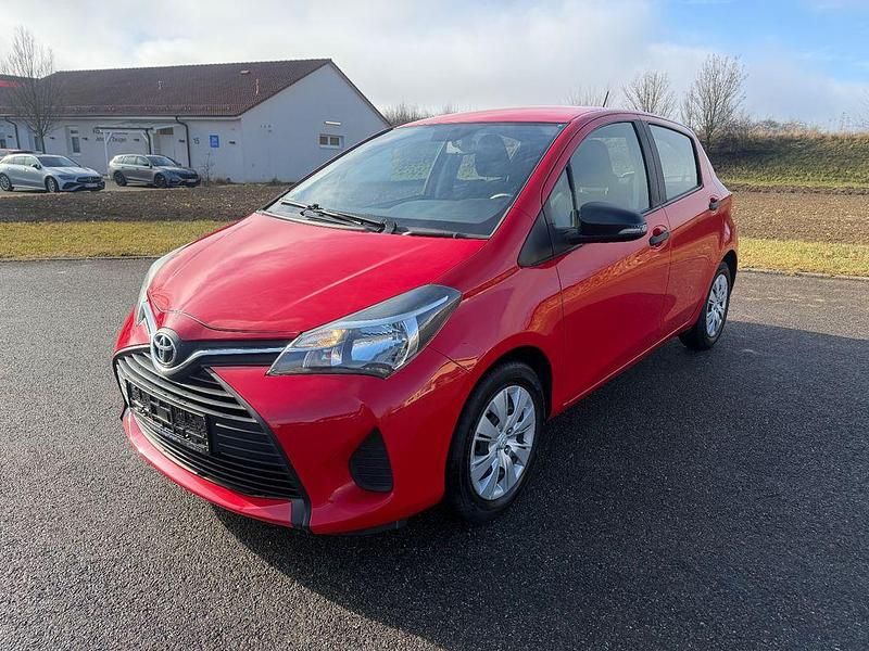 Gebraucht Toyota Yaris Basis 69 PS (50 kW) 2015 Rot Limousine