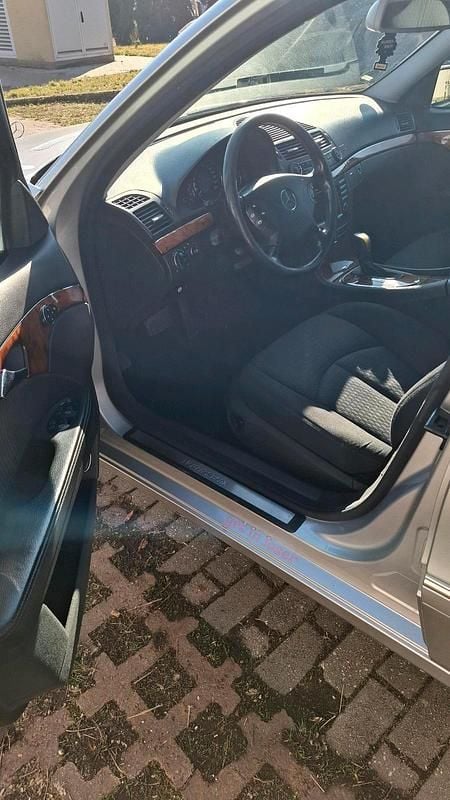 Gebraucht Mercedes E220 150 PS (110 kW) 2003 Grün Limousine