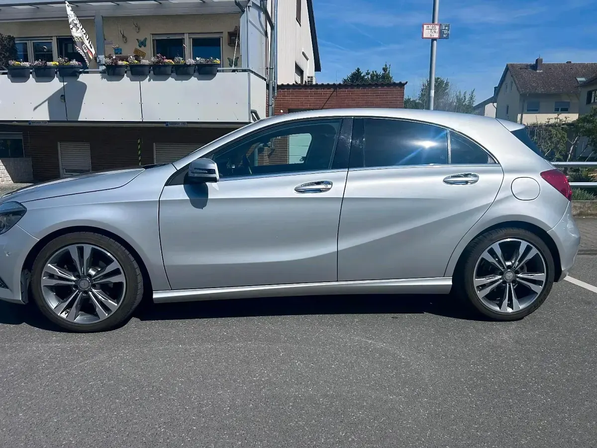 Gebraucht Mercedes A180 122 PS (89 kW) 2013 Silber Kleinwagen