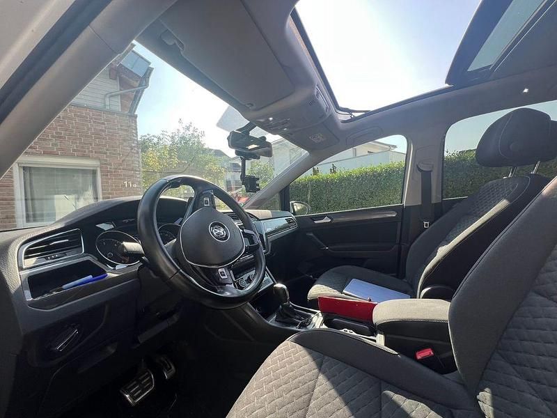 Weiß Gebraucht 2019 VW Touran IQ Drive Van / Kleinbus | 21.100 € (Guter Preis) - Bild 1/4