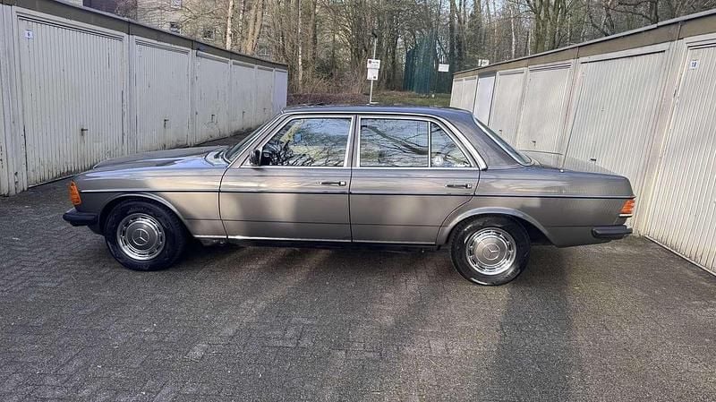 Gebraucht Mercedes E230 136 PS (100 kW) 1982 Grau Limousine