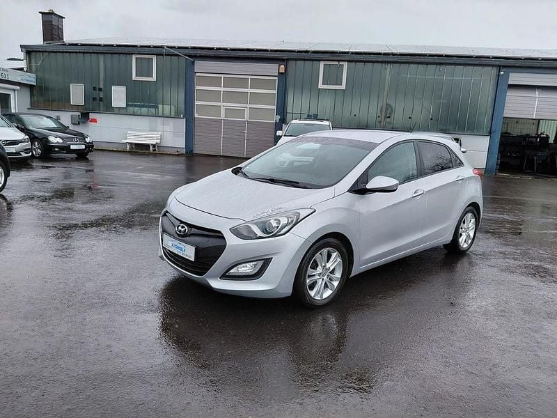 Gebraucht Hyundai i30 Intro Edition 99 PS (72 kW) 2012 Silber Limousine