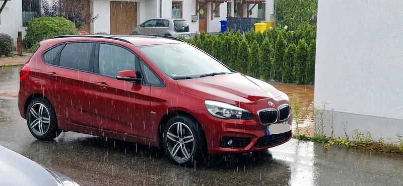 Rot Gebraucht 2016 BMW 220 Active Tourer Performance Van / Kleinbus | 17.000 € (Fairer Preis) - Bild 1/4