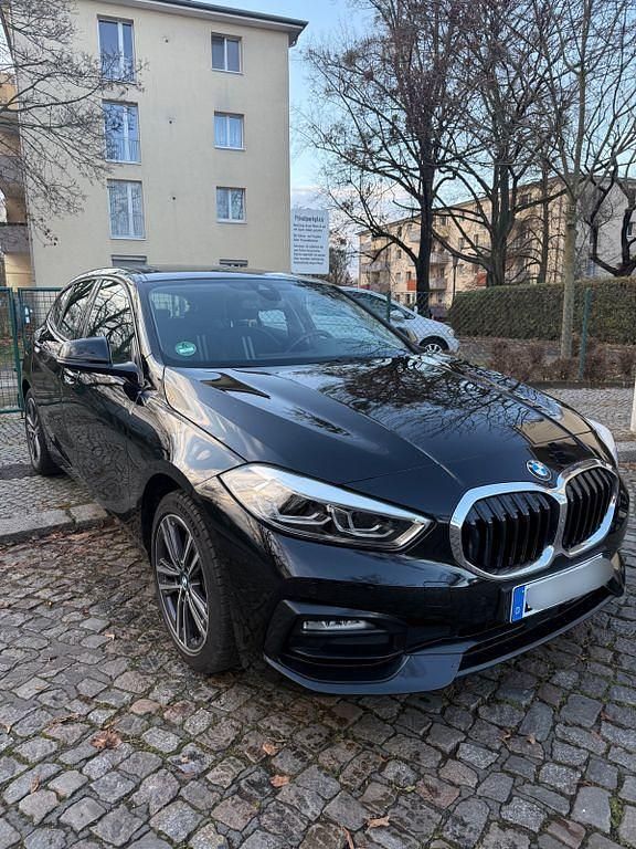 Schwarz Gebraucht 2021 BMW 118 Sport Line Kleinwagen | 16.990 € (Guter Preis) - Bild 1/4