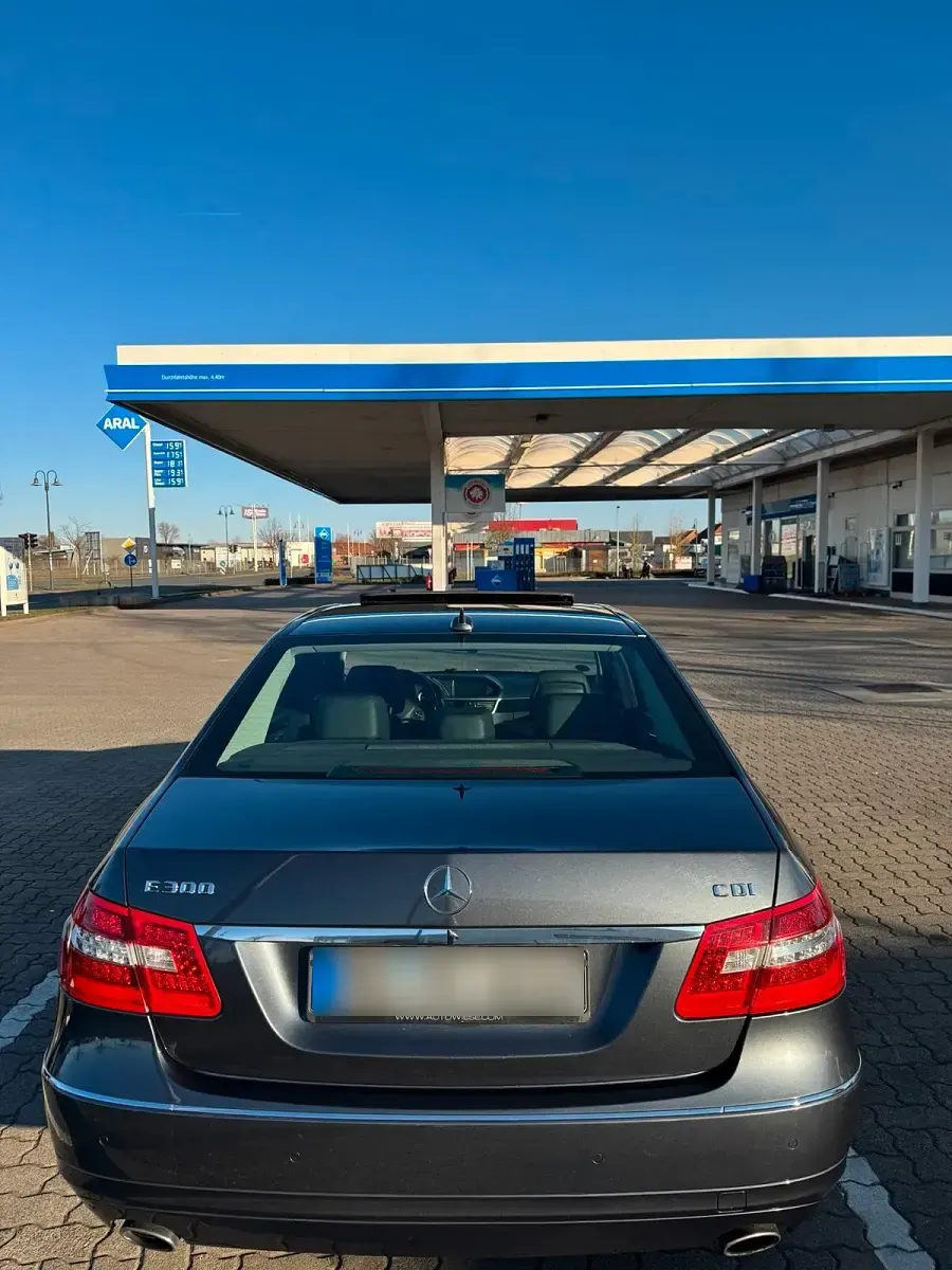 Gebraucht Mercedes E300 231 PS (169 kW) 2011 Blau Limousine