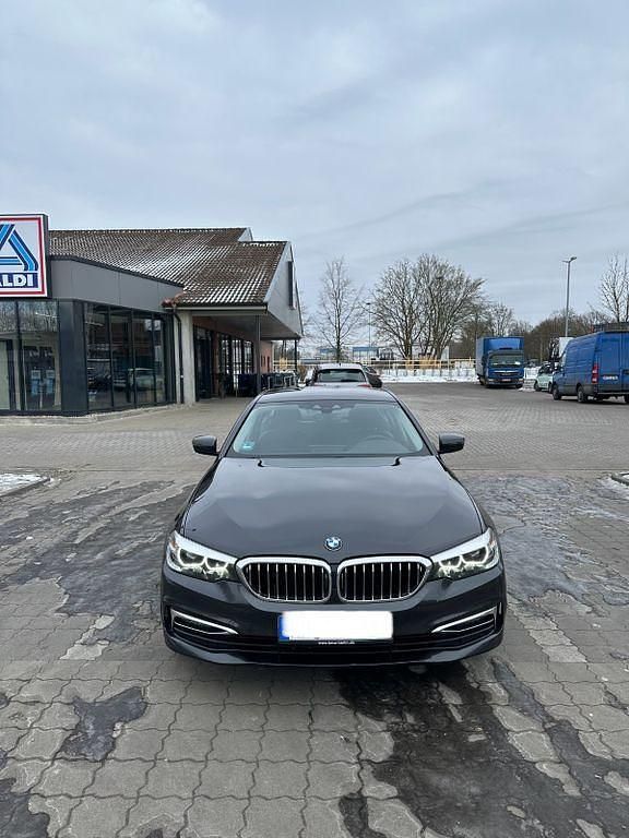 Grau Gebraucht 2019 BMW 520 Luxury Line Limousine | 21.490 € (Guter Preis) - Bild 1/4