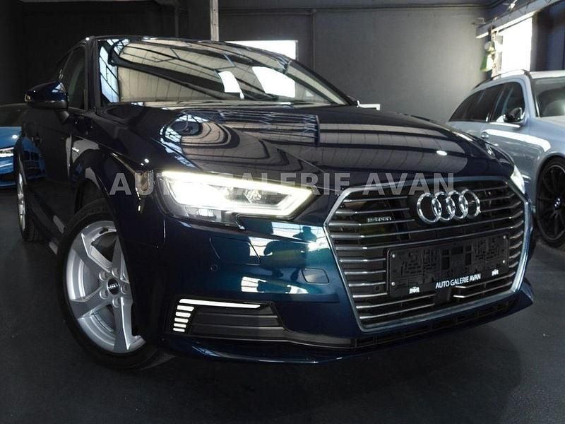 Blau Gebraucht 2018 Audi A3 Sportback e-tron Sport Limousine | 16.500 € (Fairer Preis) - Bild 1/4