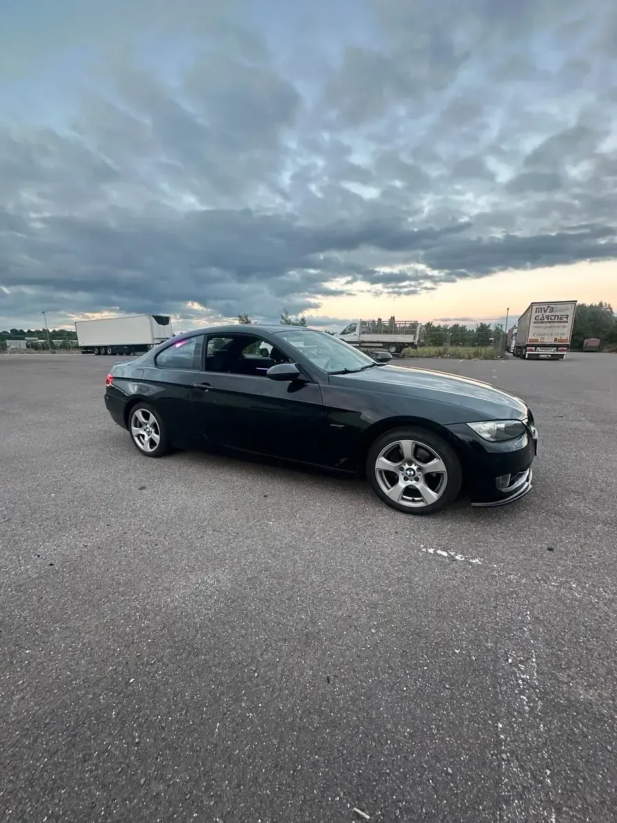 Gebraucht BMW 320 177 PS (130 kW) 2009 Schwarz Coupé