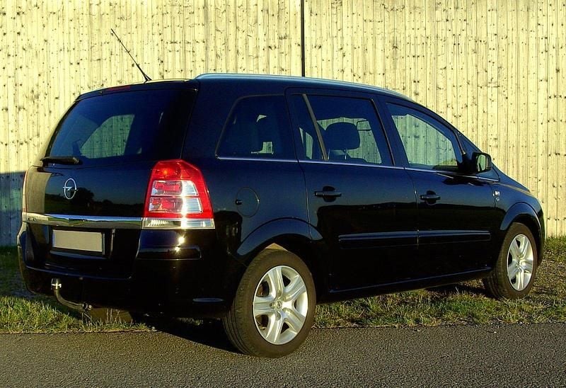 Schwarz Gebraucht 2010 Opel Zafira Edition Kombi | 3.950 € (Teuer) - Bild 1/4