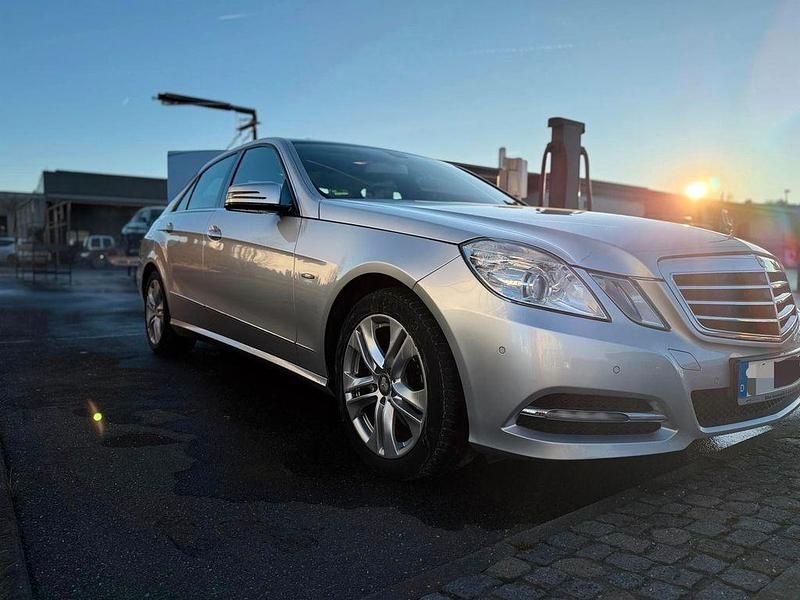 Gebraucht Mercedes E250 204 PS (150 kW) 2011 Silber Limousine