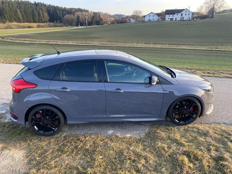 Usata Ford Focus ST 185 CV (136 kW) 2017 Grigio Station wagon