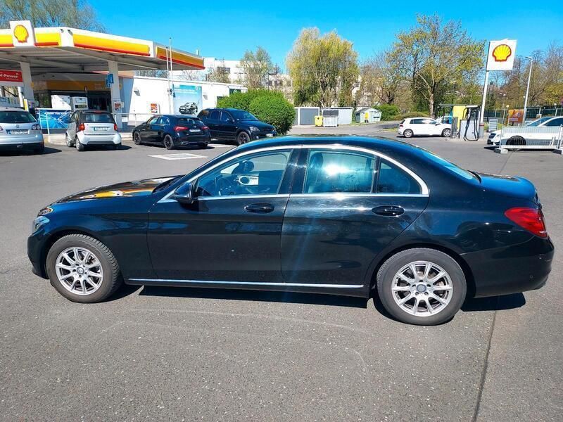 Schwarz Gebraucht 2017 Mercedes C180 Limousine | 16.500 € - Bild 1/4