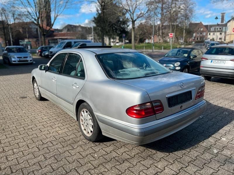 Gebraucht Mercedes E220 143 PS (105 kW) 2000 Silber Limousine