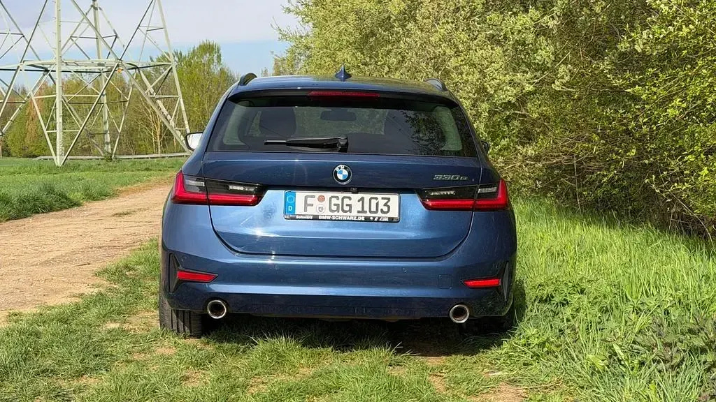 Gebraucht BMW 330e 292 PS (214 kW) 2021 Blau Kombi