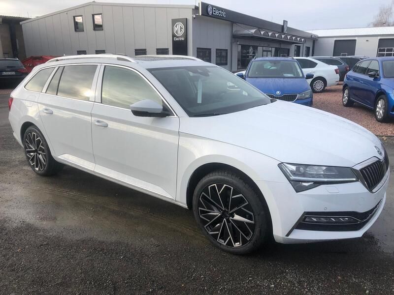 Gebraucht Skoda Superb LAURIN & KLEMENT 200 PS (147 kW) 2021 Moonweiss metallic met. moonweiss metallic met. Kombi