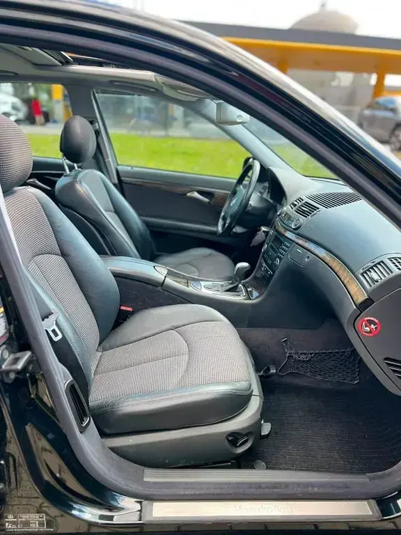 Gebraucht Mercedes E200 Avantgarde 163 PS (119 kW) 2002 Schwarz Limousine