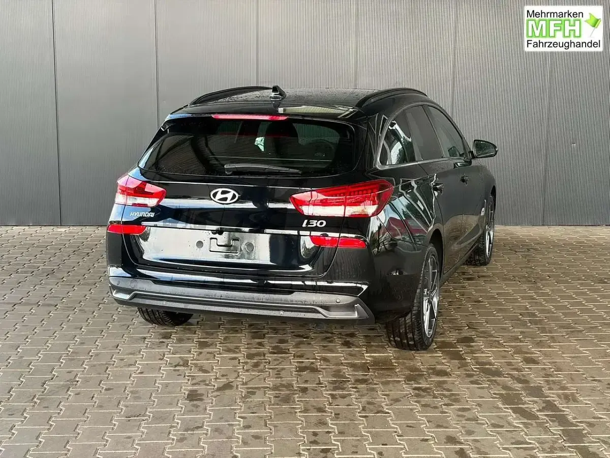 Neu Hyundai i30 Comfort 140 PS (102 kW) 2025 Abyss black Kombi