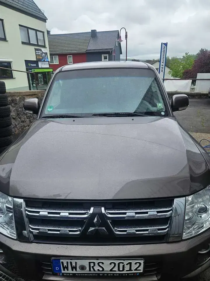 Gebraucht Mitsubishi Pajero Invite 200 PS (147 kW) 2011 Granitbraun (m) SUV