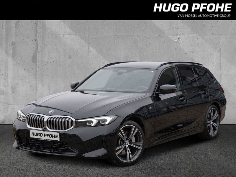 Black sapphire metallic (schwarz metallic) Gebraucht 2024 BMW 330 M Sport Kombi | 54.390 € - Bild 1/4
