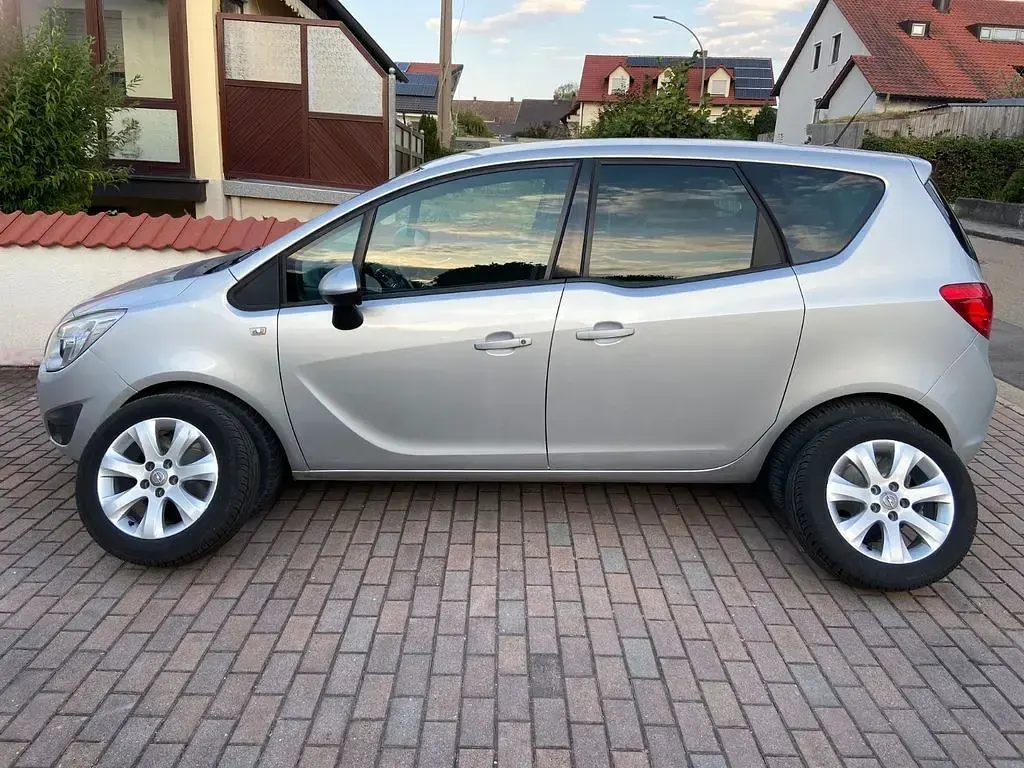 Gebraucht Opel Meriva Edition 101 PS (74 kW) 2012 Silber Van / Kleinbus