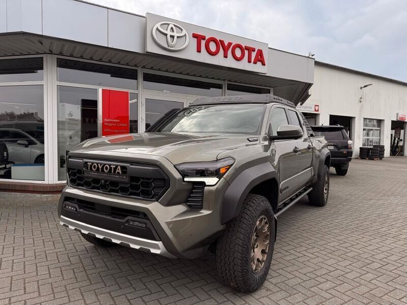 Braun Neu 2025 Toyota Tacoma Abholung | 99.490 € - Bild 1/4