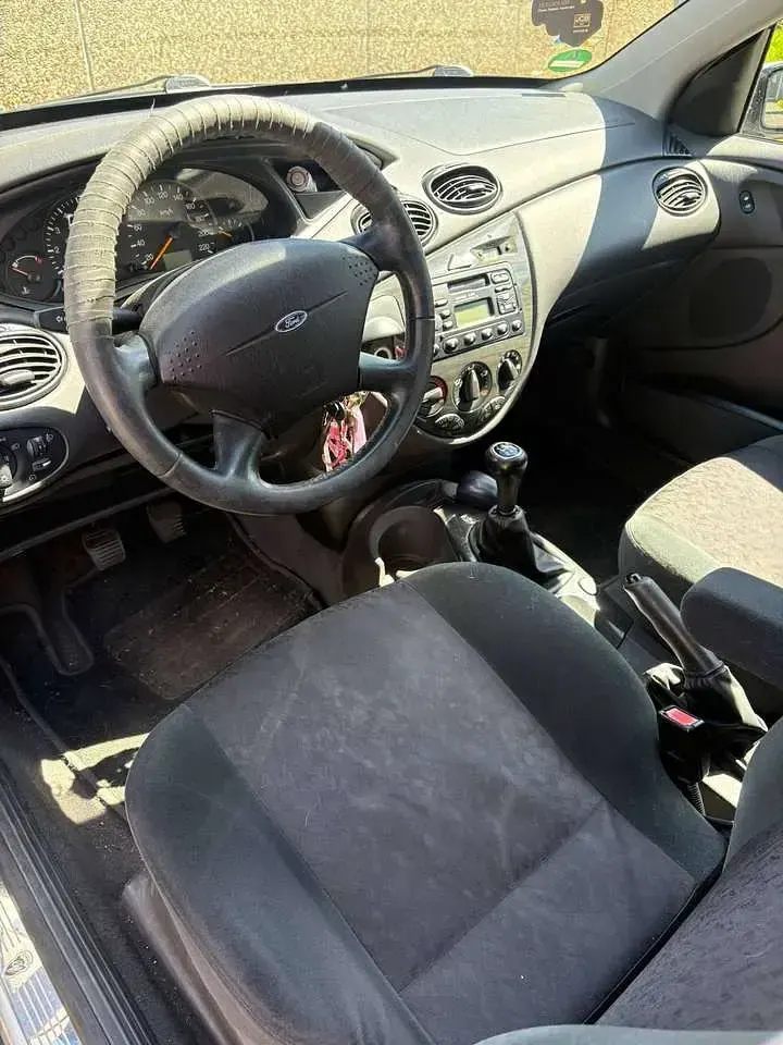 Gebraucht Ford Focus Ghia 116 PS (85 kW) 2000 Grau Limousine