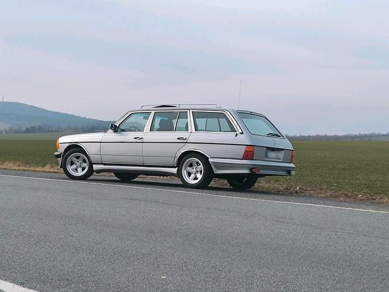 Gebraucht Mercedes E280 185 PS (136 kW) 1983 Silber Kombi