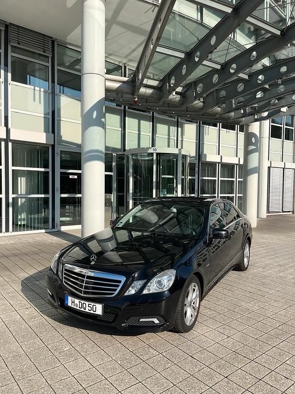 Schwarz Gebraucht 2009 Mercedes E250 Avantgarde Limousine | 9.650 € (Teuer) - Bild 1/4